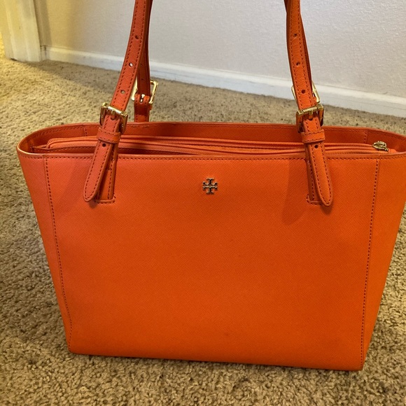 Tory Burch Handbags - Almost new Tory Burch bag - Orange!